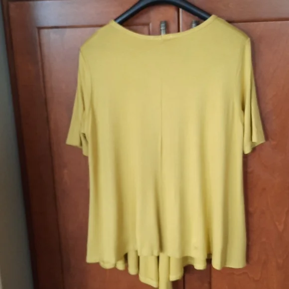 SHORT SLEEVE TOP - Picture 2 of 4